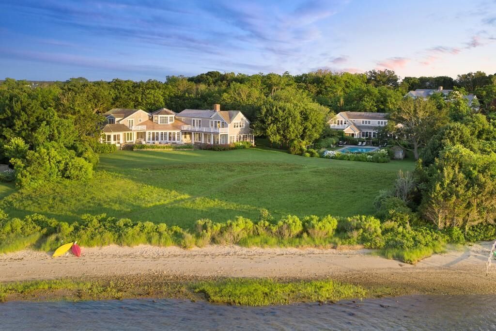 #6. 8 Tuthill Ln Braleys Way Unit 27, Edgartown